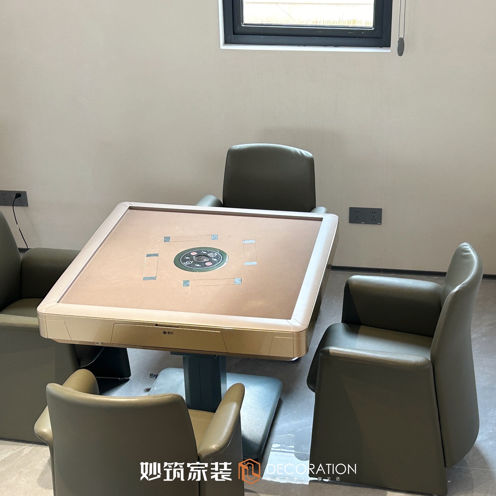 河源春沐源别墅休闲空间实景：棋牌桌与灰绿色座椅